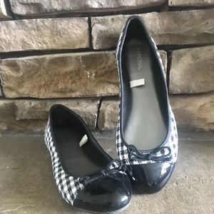 Black and White Shoe - Flat - Size 7 - Merona